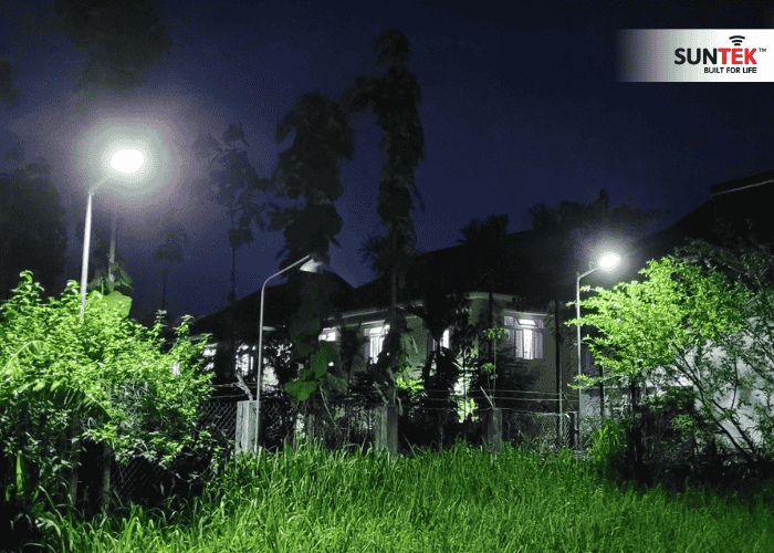 Nhiều gia đình sử dụng đèn NLMT để chiếu sáng sân vườn